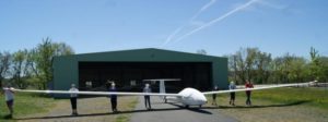 Les élèves sortent un planeur du hangar